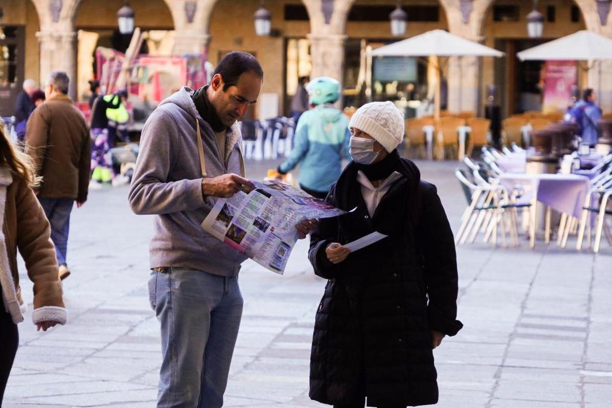 Turistas abrigados en la Plaza Mayor.