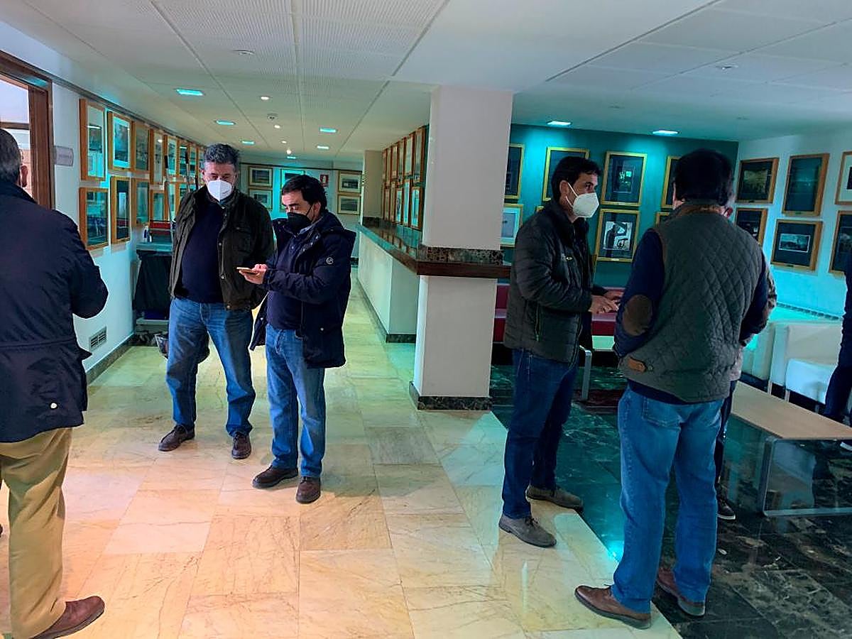 Vocales de la Lonja Agropecuaria de Salamanca antes de una sesión.