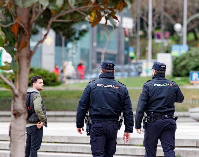 Dos agentes de la Policía Nacional.