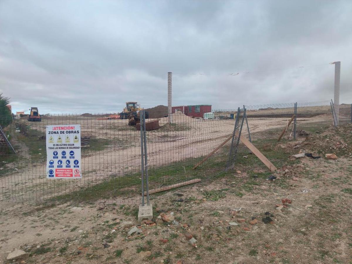 Terrenos que albergarán la futura zona industrial y en los que los trabajos están actualmente parados