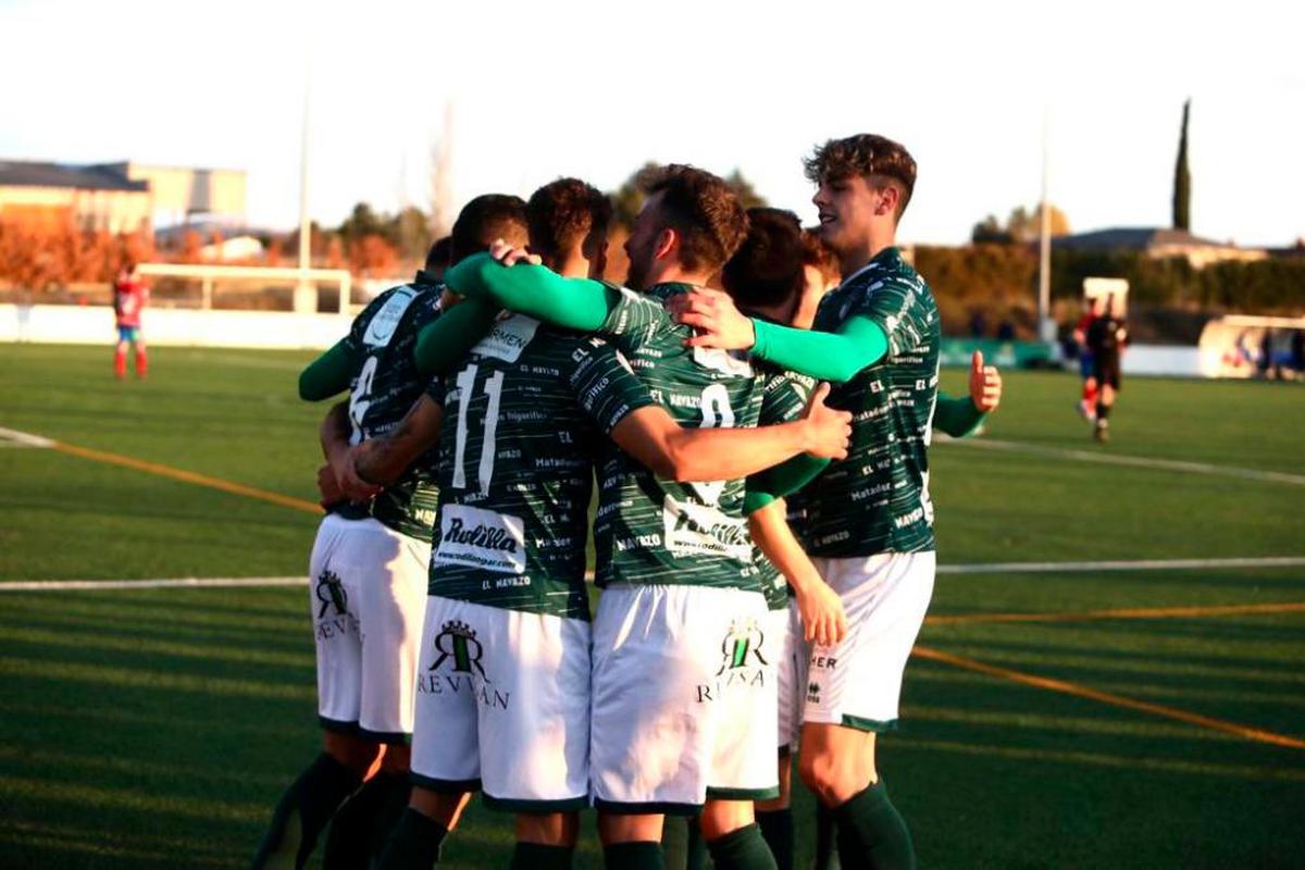 Piña de los jugadores del CD Guijuelo festejando uno de los dos tantos anotados ayer ante el Numancia B.