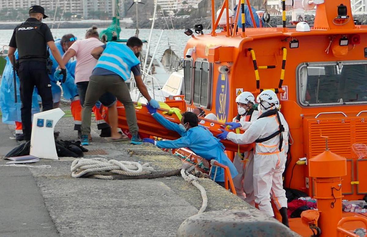 Agentes de Salvamento Marítimo ayudan a desembarcar a un migrante en una actuación anterior