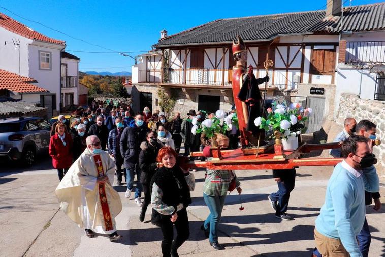 Los fieles acompañaron ayer a San Martín de Tours por las calles de Cristóbal