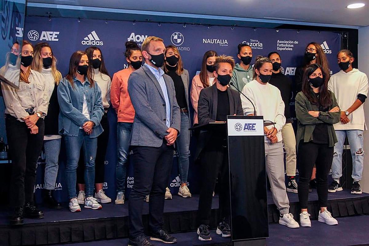 Las jugadoras de Primera Iberdrola y Diego Rivas, secretario general de AFE.