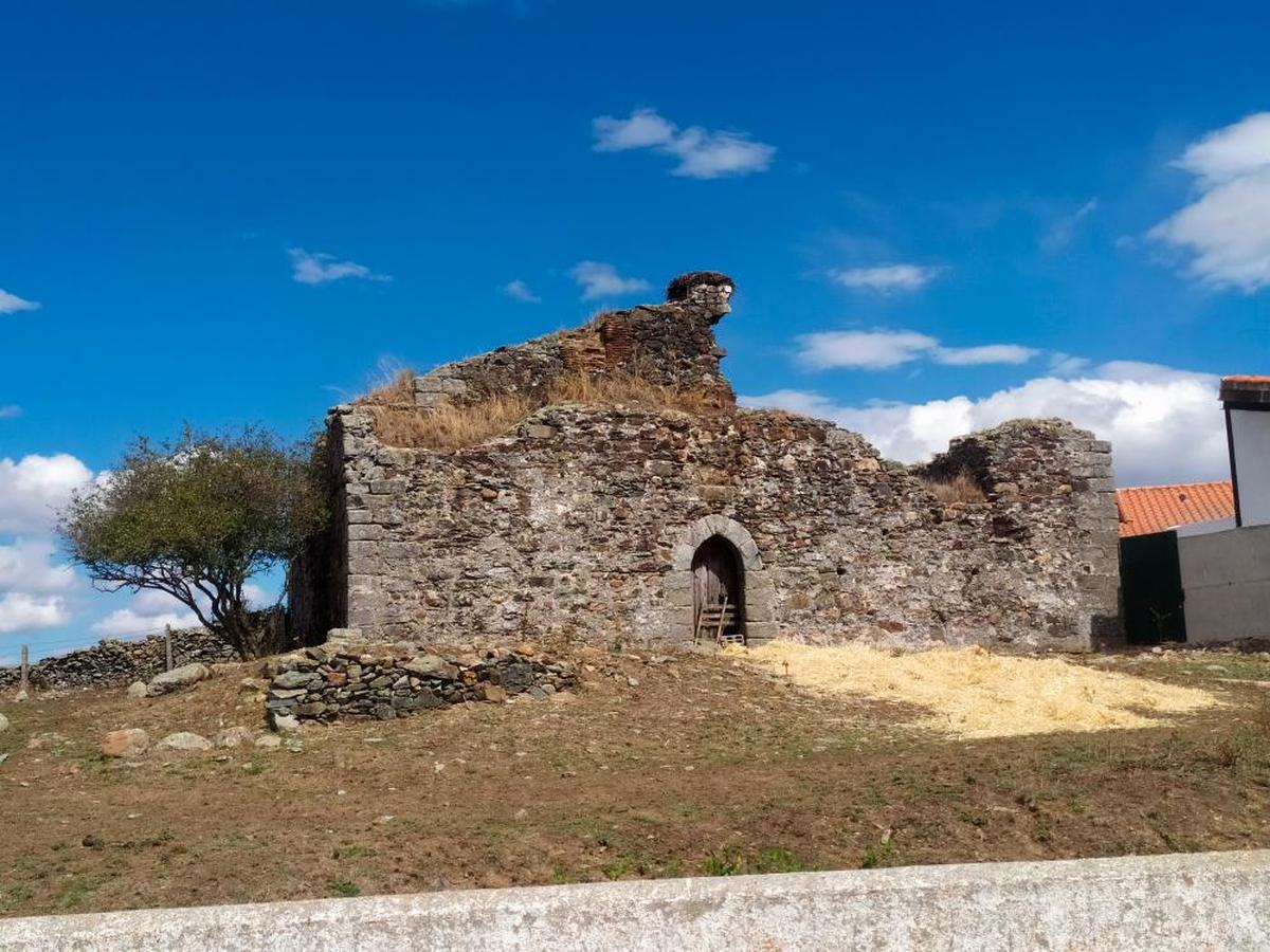 Iglesia-fortaleza de la Magdalena en Villar de Leche, término de Endrinal