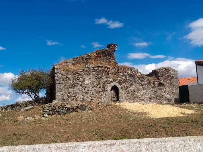 Iglesia-fortaleza de la Magdalena en Villar de Leche, término de Endrinal