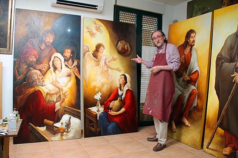 Alejandro Mesonero con varias de las obras del nuevo conjunto iconográfico para la parroquia.
