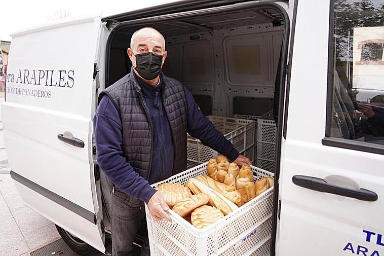 Joaquín Marcos, con un cesto de panes antes de repartirlos en Salamanca.