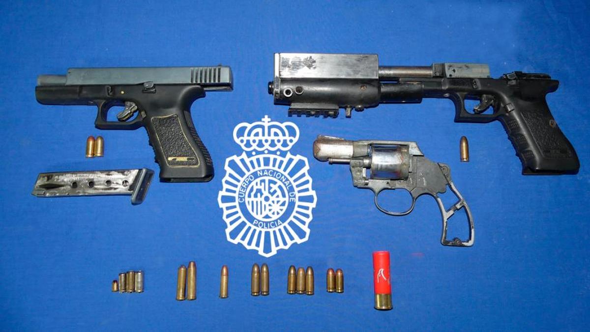 Las armas intervenidas durante la intervención policial