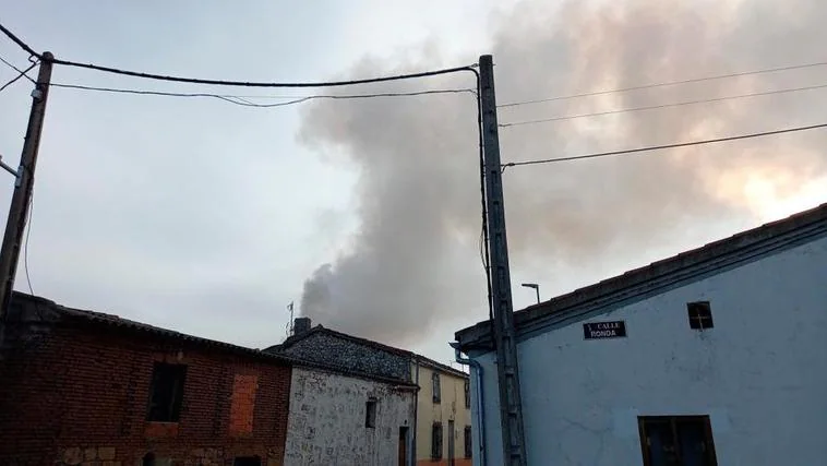 Un incendio calcina la cubierta de una vivienda de Pitiegua