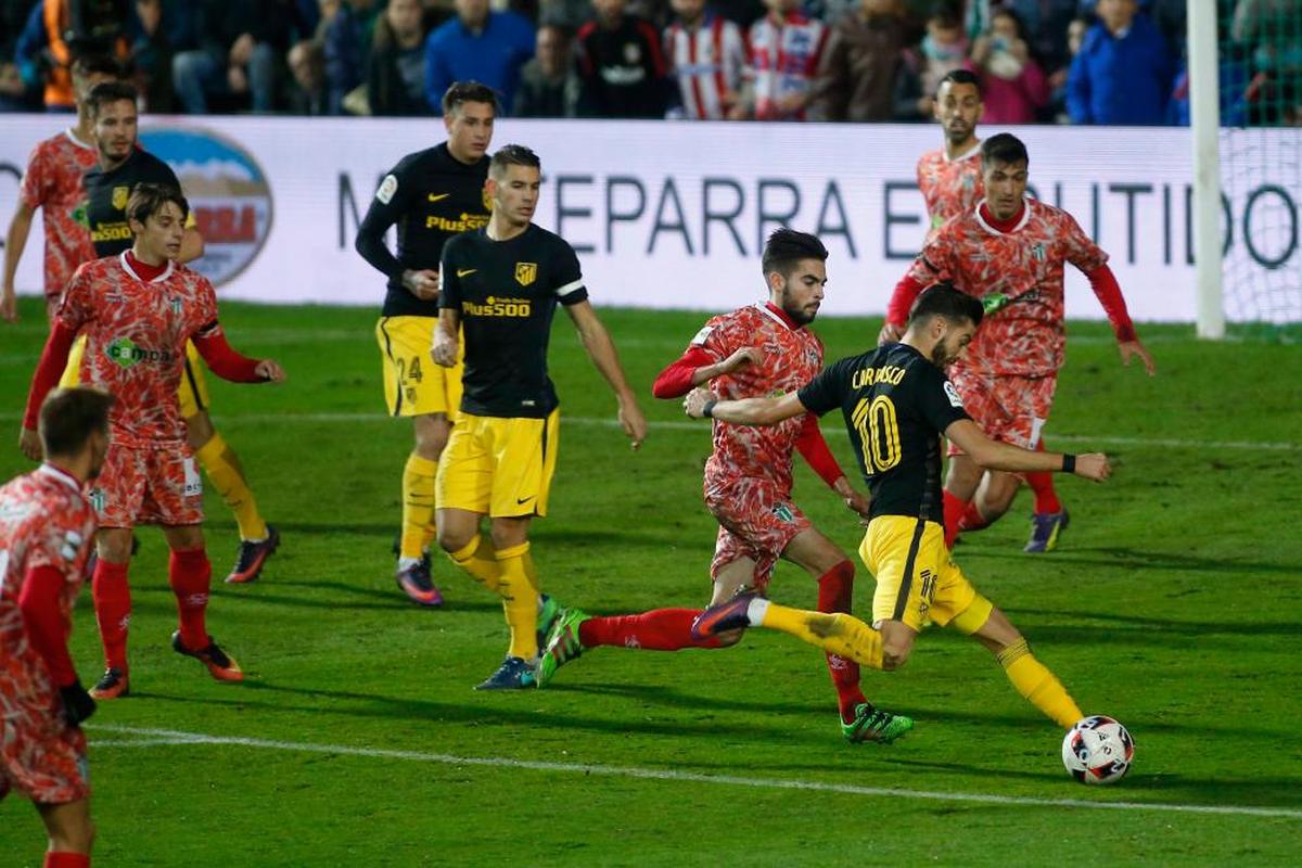 Partido entre el Guijuelo y el Atlético de Madrid en la Copa del Rey.