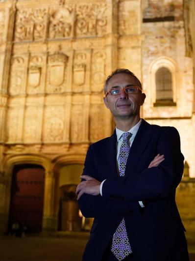 Ricardo Rivero delante de la fachada de las Escuelas Mayores de la Universidad de Salamanca