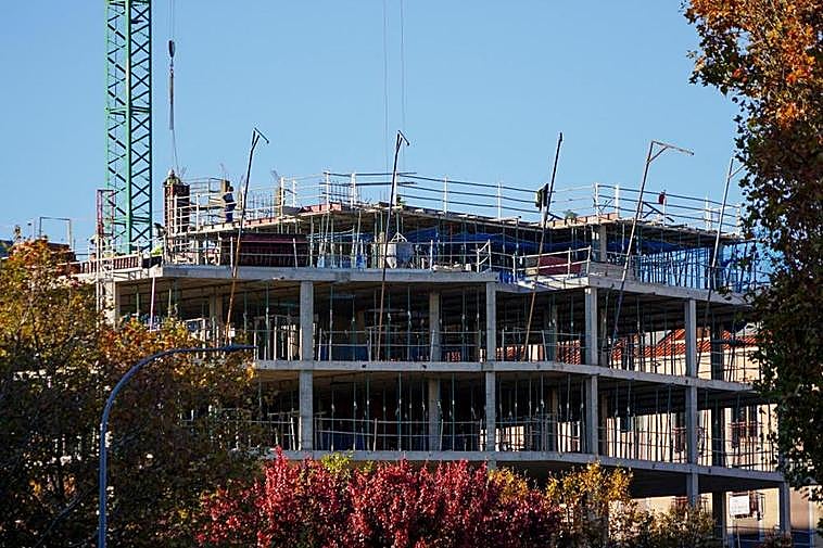 Obras en un edificio de nueva construcción en la zona del cementerio.