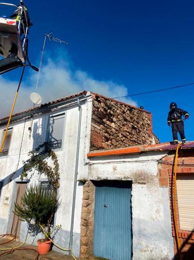 Los bomberos trabajando en la casa.