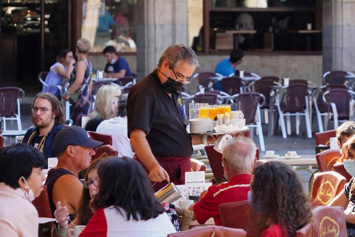 Un camarero trabaja en plena Plaza Mayor de Salamanca