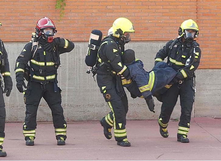 Tres bomberos durante un reciente simulacro.