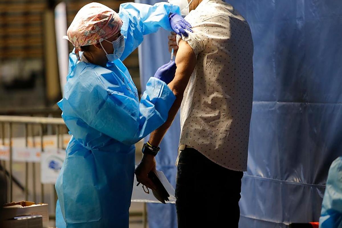 Una sanitaria salmantina durante la vacunación masiva