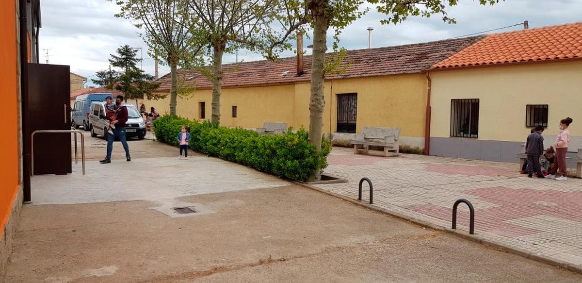 Un padre con dos niños pequeños en Doñinos.