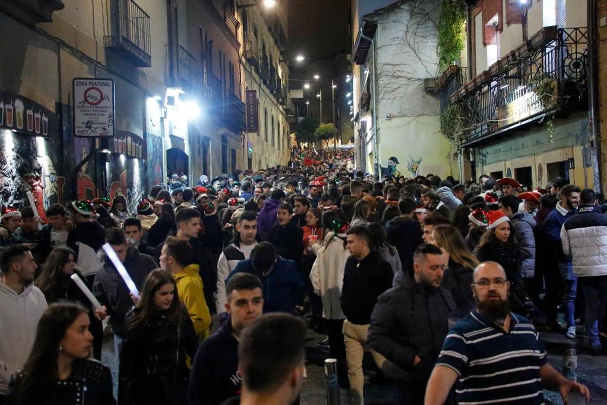 La calle Varillas, repleta de jóvenes en la celebración de “Fin de año Universitario” de 2019.