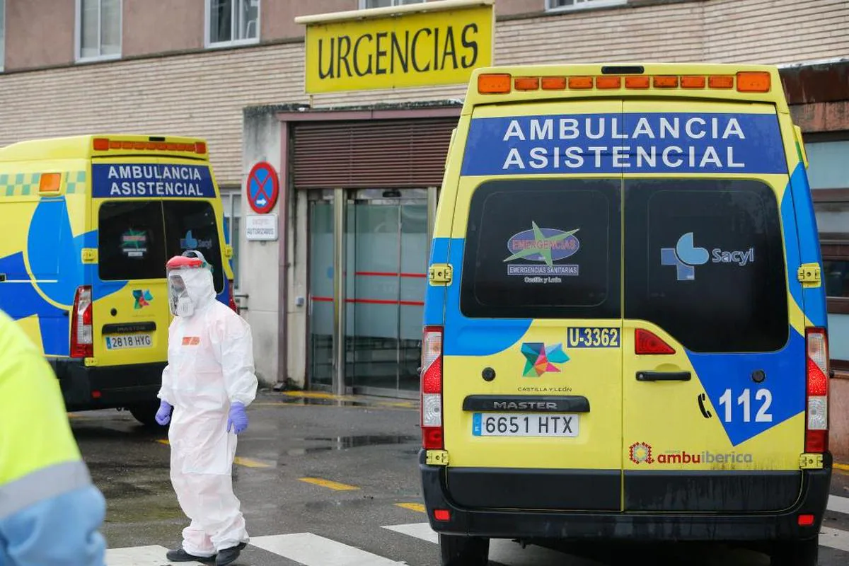 Personal de emergencias con los trajes de protección a las puertas del Hospital.