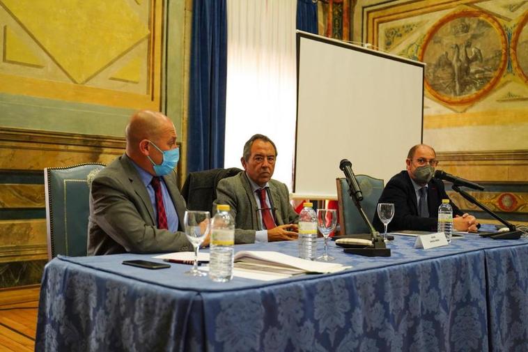 Fernando Carbajo, Rafael Sarazá y José Manuel Sánchez Siscart, en la clausura del curso en Fonseca.