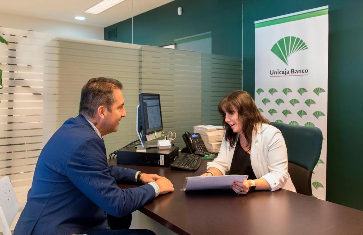 Una profesional de Unicaja Banco aconsejando a un cliente.