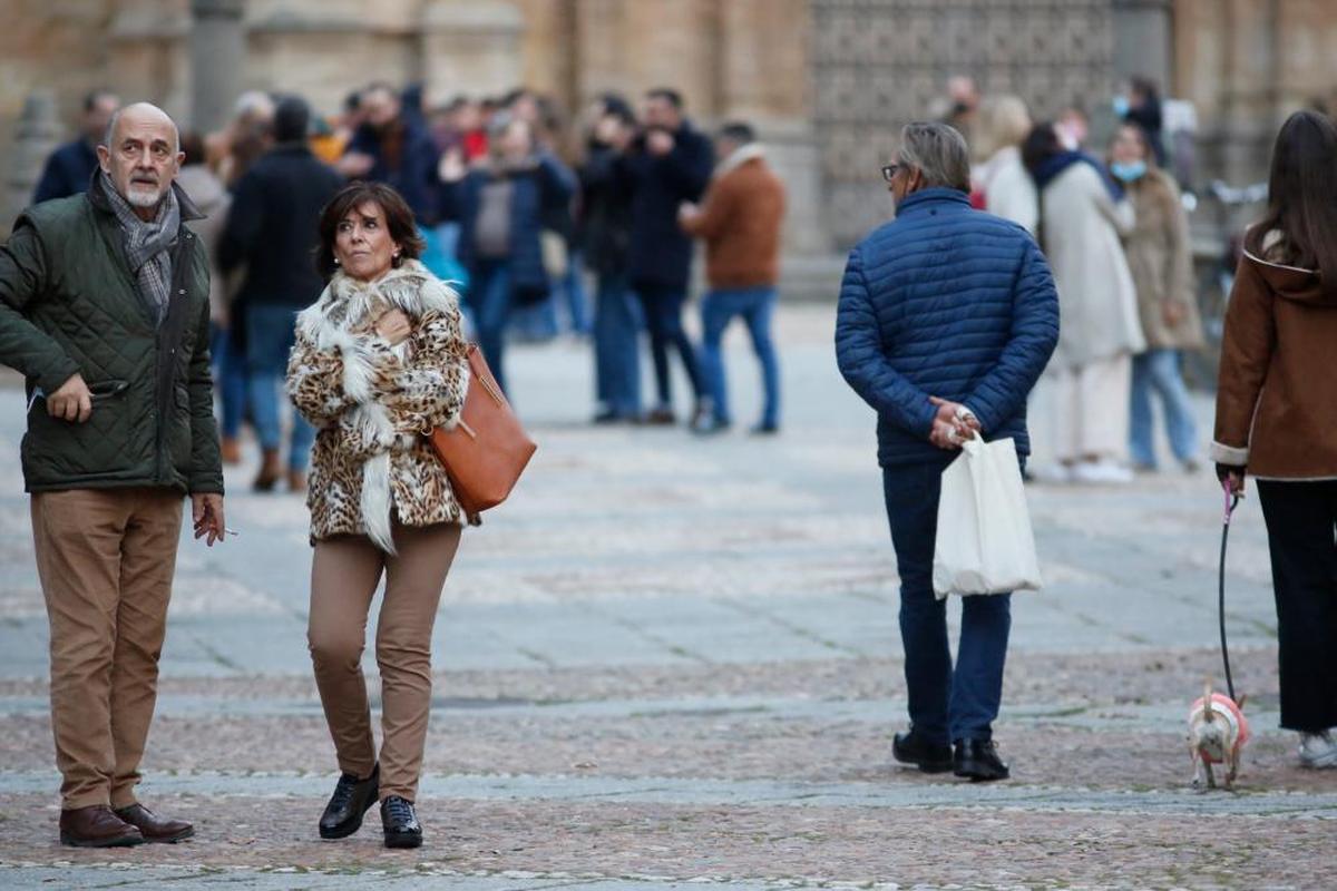 Turistas abrigados durante su visita a Salamanca.