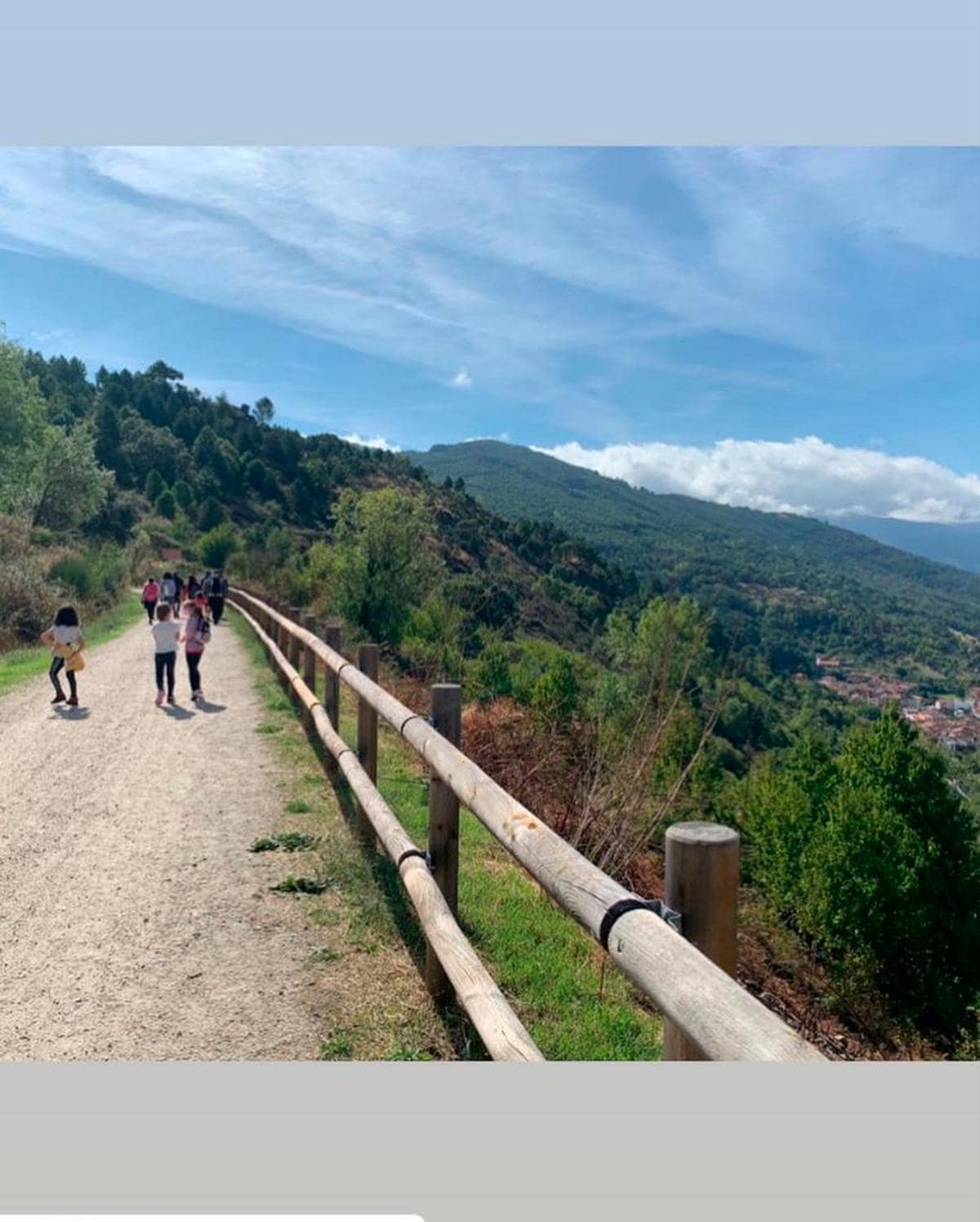 El antiguo trazado del tren ha sido reconvertido en un sendero entre bosques de castaños y robles.