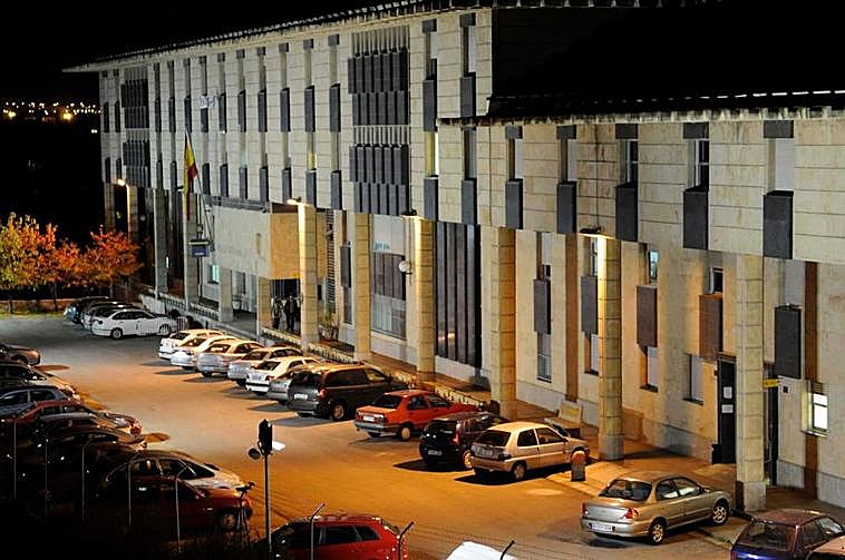 El conductor fue trasladado a los calabozos tras su arresto.