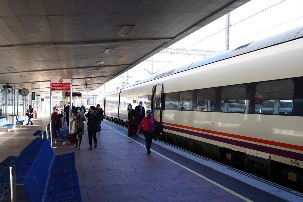 Viajeros salen de un Alvia en la estación de Salamanca