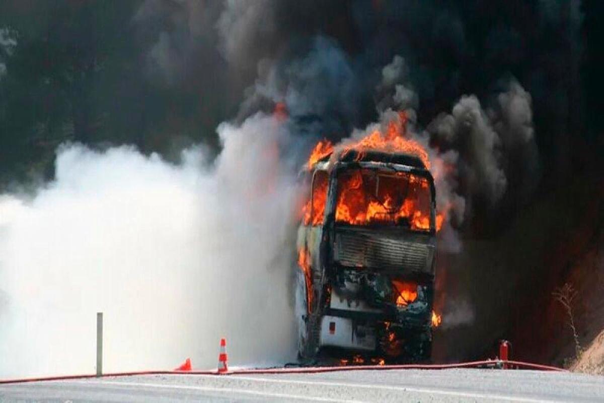 Momento en el que se ha incendiado el vehículo.