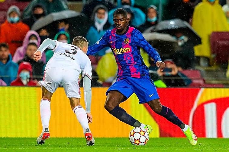 Dembelé encara a un rival del Benfica.