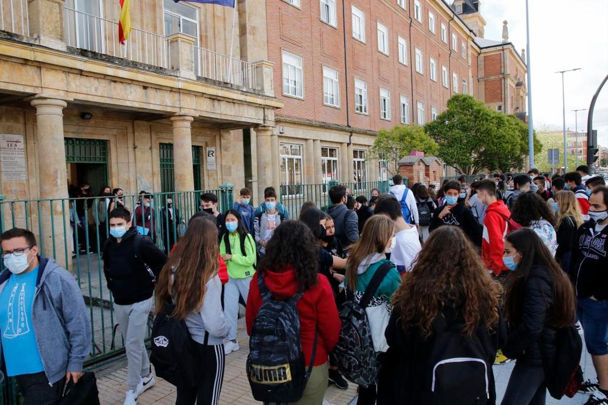 Alumnos a la salida de un centro educativo