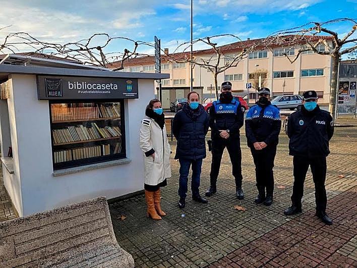 Laura Vicente, concejal de Policía Local; Marcos Iglesias, alcaldes; dos agentes y el jefe de la Policía Local, Narciso Caridad