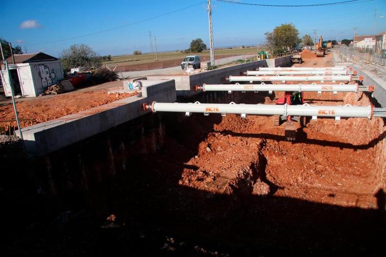 Trabajos en el vial de acceso al tramo que discurrirá bajo las vías del paso a nivel de Gomecello