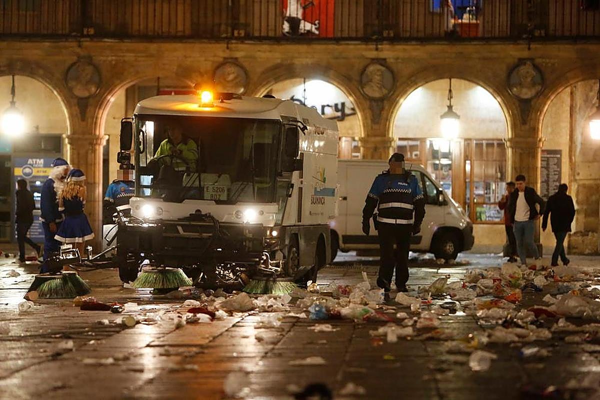Efectivos de la Policía Local y del servicio de limpieza durante una Nochevieja Universitaria