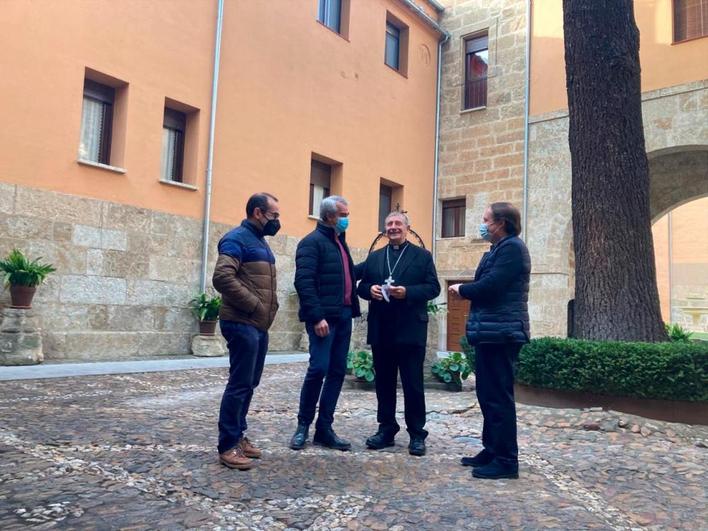 Gabriel Cid, Manuel Domínguez, José Luis Retana y José María Rodríguez-Veleiro en el patio del palacio Episcopal de Ciudad Rodrigo