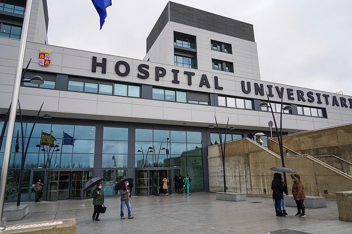 Acceso principal al Hospital de Salamanca en la mañana del miércoles