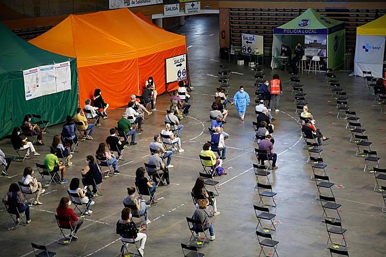 Un momento de la vacunación en el Multiusos Sánchez Paraíso durante la primavera pasada