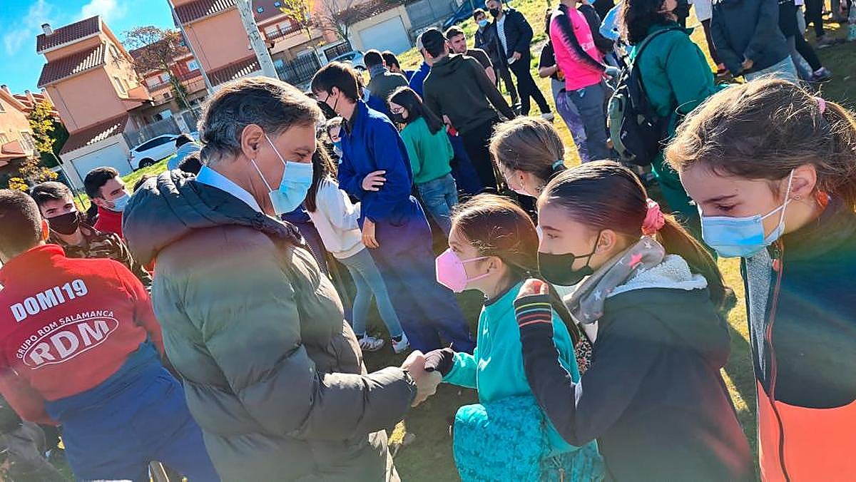 El alcalde de Salamanca, Carlos García Carbayo, durante un acto en el que participaron menores y adolescentes de la ciudad.