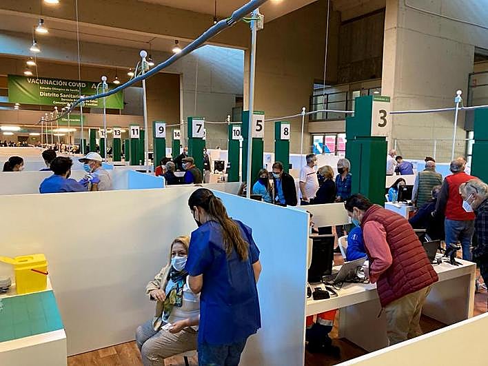 Punto de vacunación frente a la Covid-19 en Sevilla