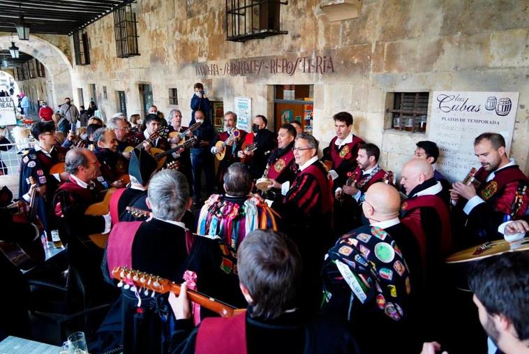 Cantando antes de la comida de fraternidad.