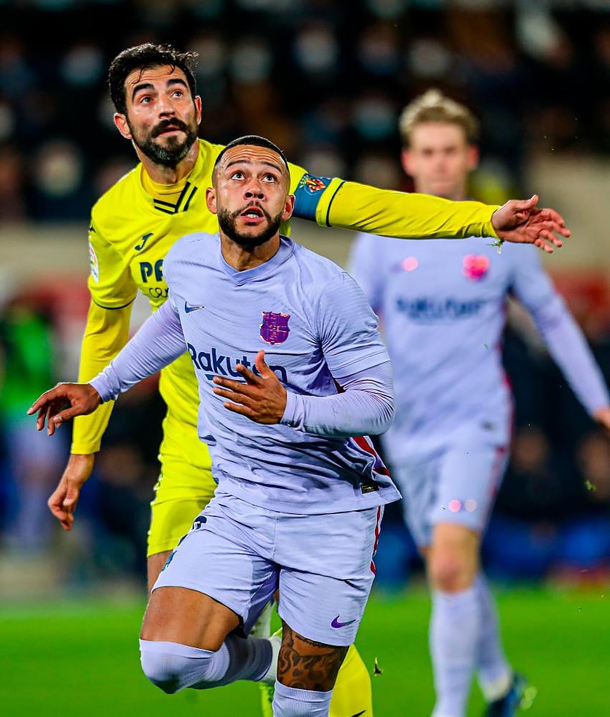 Depay y Albiol en la lucha de un balón.