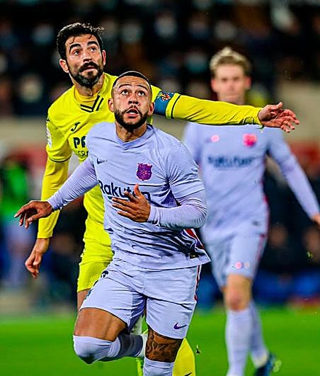 Depay y Albiol en la lucha de un balón.