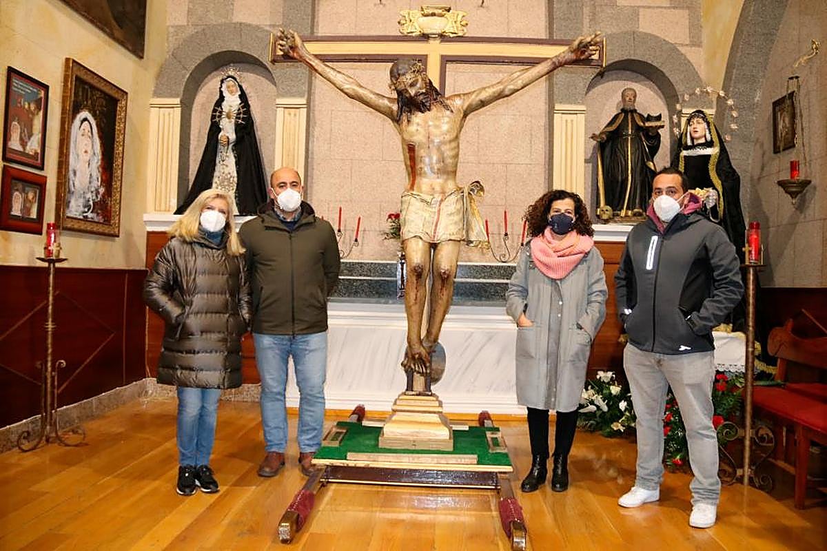 Carmina Fernández, Guillermo Flores, Carmen Diego y Francisco Javier de Manueles, junto al cristo.
