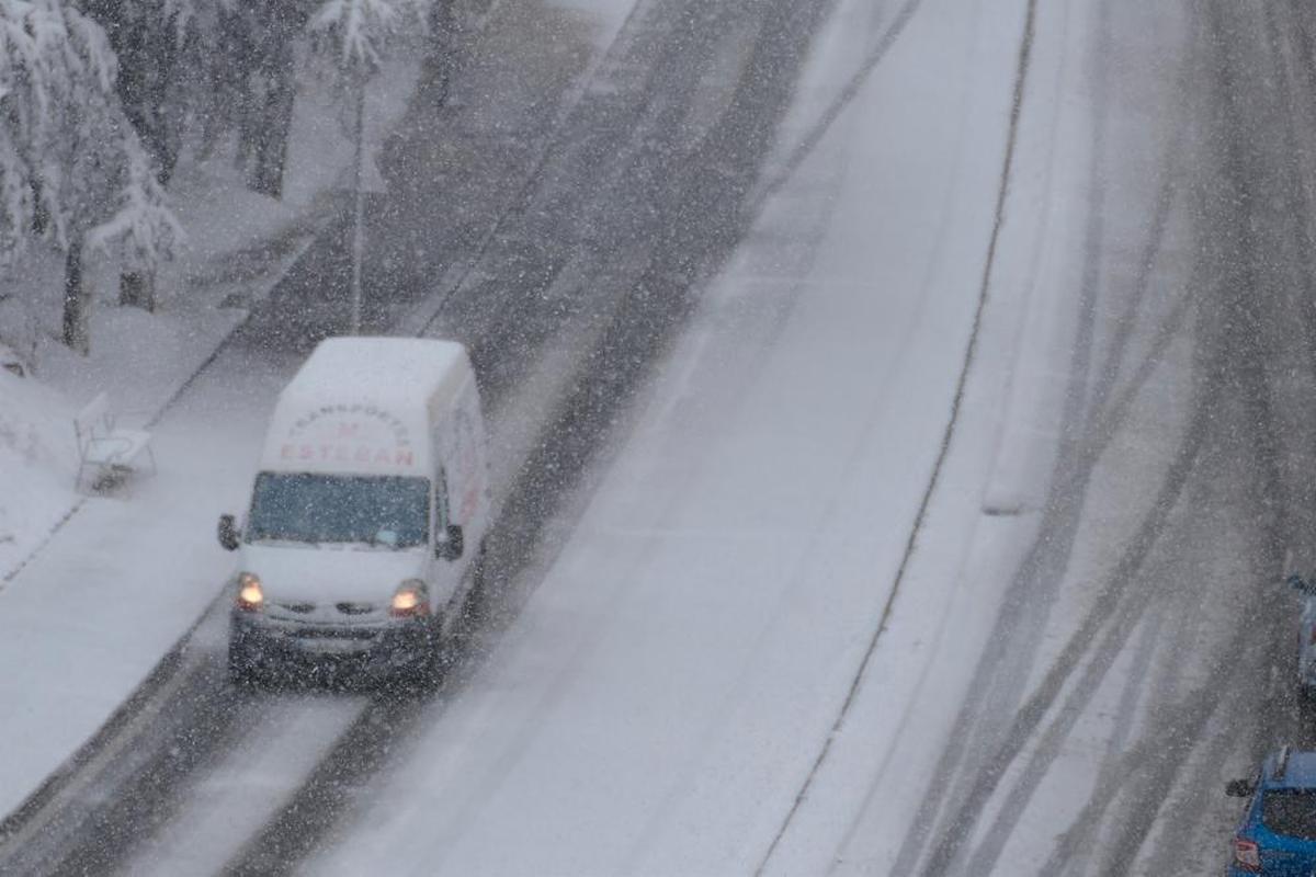 Una furgoneta circula sobre la nieve