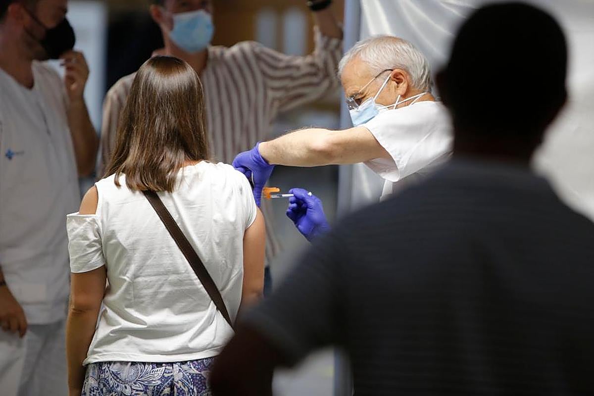 Una mujer se vacuna en Salamanca