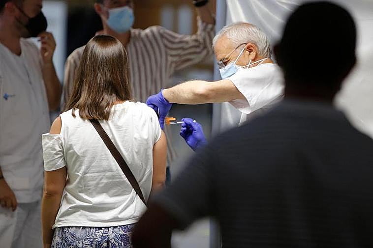 Una mujer se vacuna en Salamanca