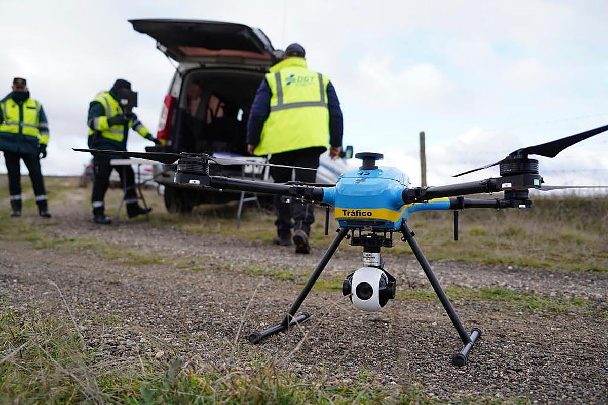 El último modelo de dron del que dispone la DGT,  preparado para despegar sobre tierra salmantina.