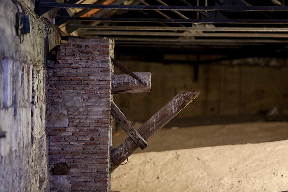 Las antiguas vigas de madera que sostenían la cubierta hasta 1974.